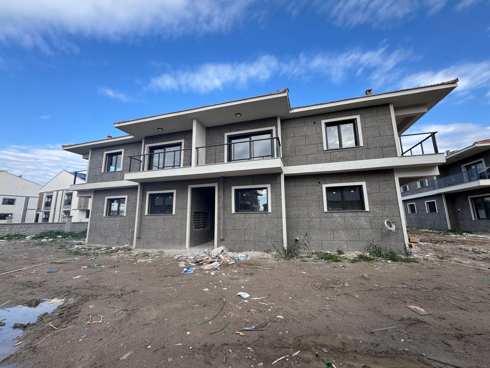 Çandarlı Merkezde, Denize 300 m, Havuz Manzaralı 1+1 Daire